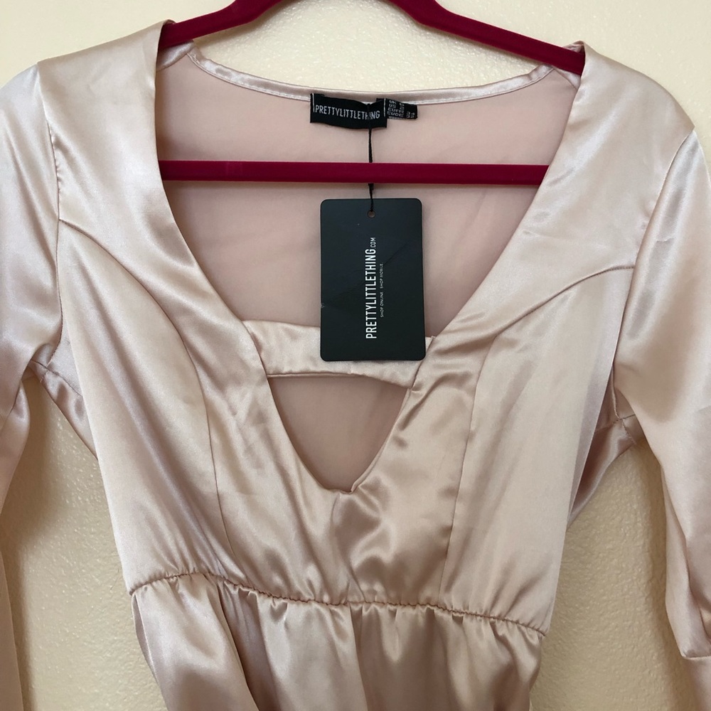 PrettyLittleThing Satin frill sleeve dress - Picture 4 of 5